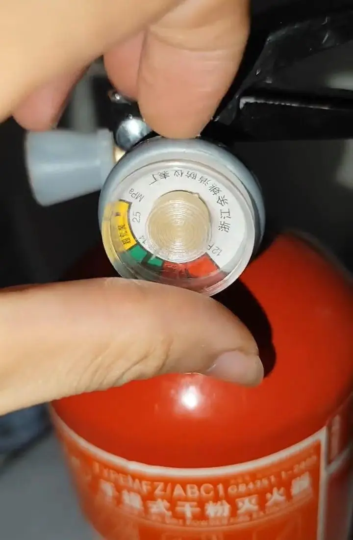 滅火器壓力表成“擺設(shè)”？廠(chǎng)家稱(chēng)有人盜名仿造，市監(jiān)局將介入調(diào)查