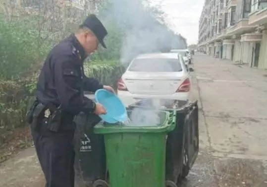 哈爾濱警民速除垃圾箱火情，消防安全警鐘長(zhǎng)鳴